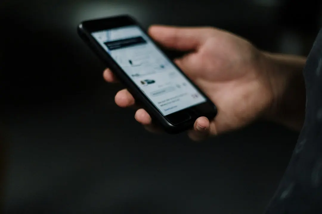 person holding black iphone 5 — Photo by Priscilla Du Preez 🇨🇦 on Unsplash